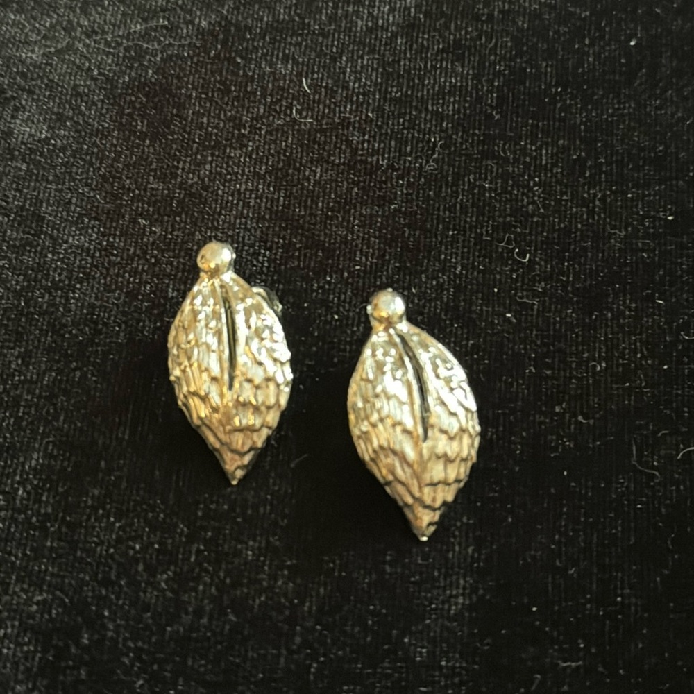Vintage Coro silver tone leaf clip on earrings